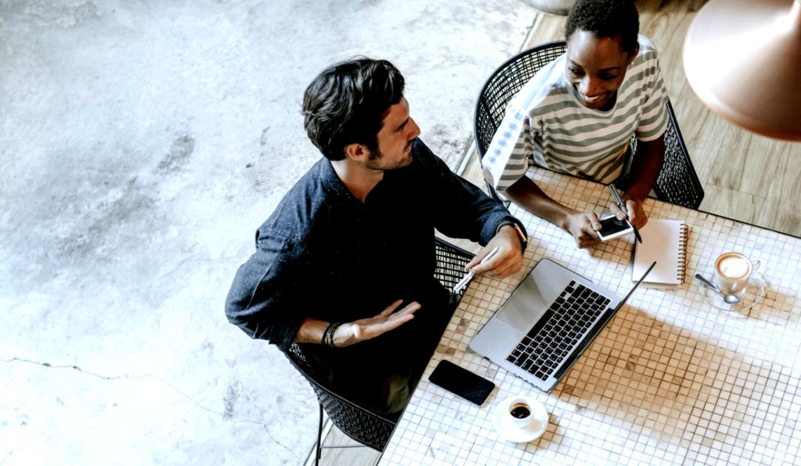 Équipe travaillant ensemble sur un projet commun