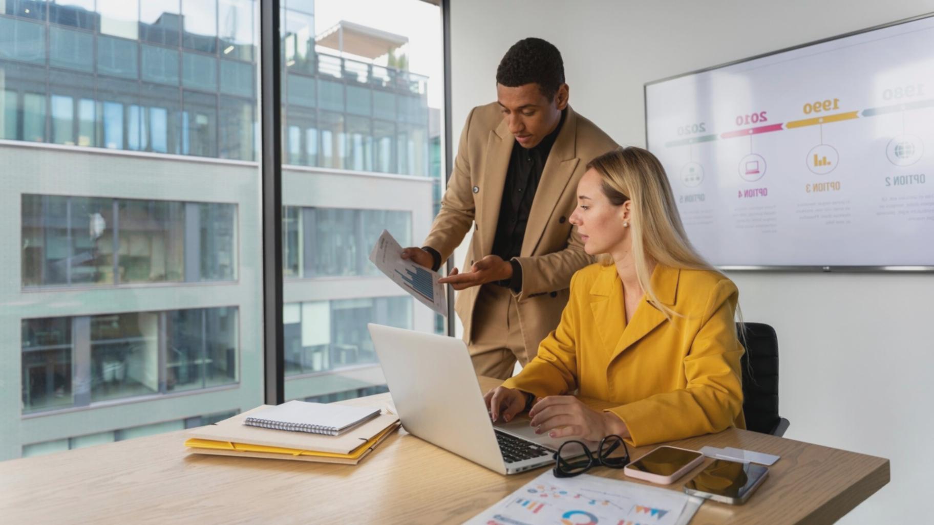 Professionnel accompagnant un client dans la gestion de son patrimoine financier