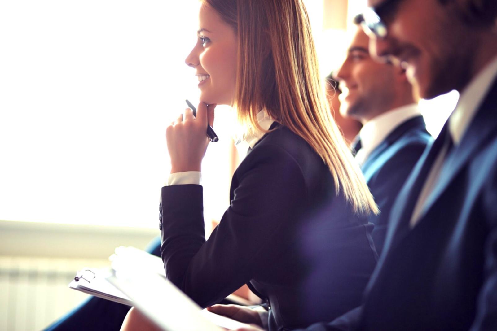 Personne analysant des documents financiers et calculant son patrimoine net